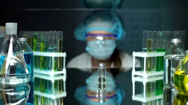 Laborassistentin Betrachtet Flasche Mit Transparenter Flüssigkeit Impfstoffanalyse — Stockfoto