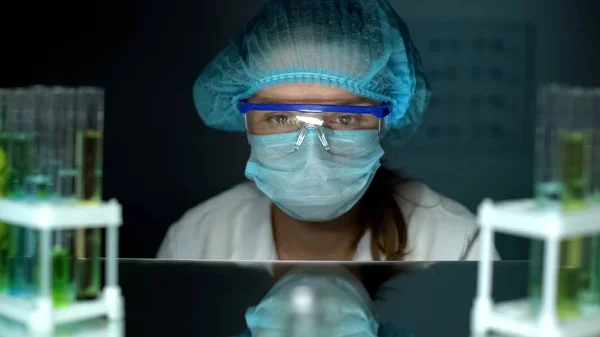 Hatalı Deney Sonrası Koruyucu Gözlük Üniforma Üzgün Laboratuvar Çalışanı — Stok fotoğraf