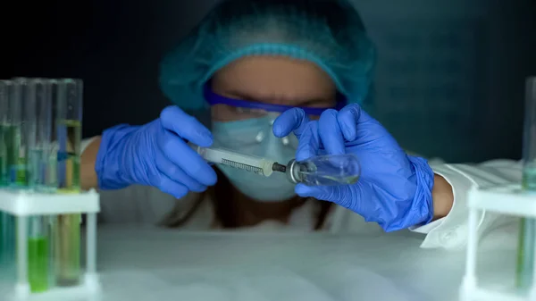 Laboratuar Asistanı Buzdolabında Aşı Alarak Şırınga Salgın Salgını Doldurma — Stok fotoğraf