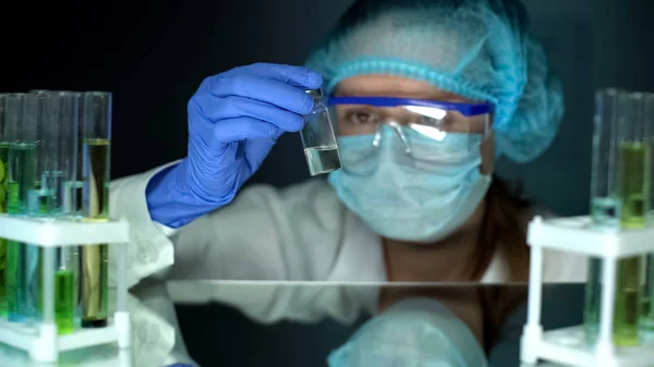 Επιστήμονας Κρατώντας Φιάλη Διαφανές Υγρό Ένεσης Αντιβιοτικές Μελέτες — Φωτογραφία Αρχείου
