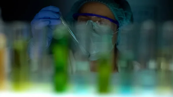 Asystent Laboratoryjny Trzymając Probówki Niebieską Płynem Testowym Sprawdzając Reakcję Eksperymentu — Zdjęcie stockowe
