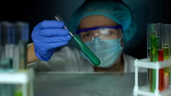 Исследователь Анализирующий Голубую Прозрачную Жидкость Трубке Лабораторный Эксперимент — стоковое фото