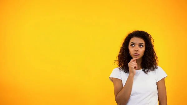 Mujer Negra Pensativa Tocando Barbilla Mirando Hacia Arriba Eligiendo Entre —  Fotos de Stock