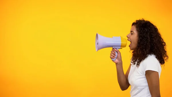 Mulher Afro Americana Com Megafone Anunciando Notícias Sensação Descontos Loja — Fotografia de Stock