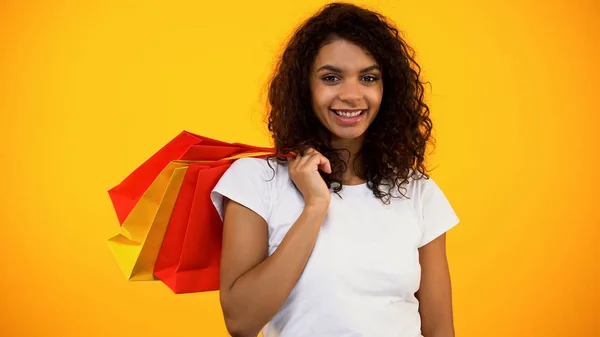 Happy Afro Amerikaanse Vrouw Met Boodschappentassen Kijken Naar Camera Seizoen — Stockfoto