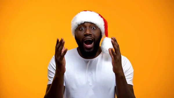 Santa Kalap Magic Karácsony Sárga Háttér Izgatott Afro Amerikai Ember — Stock Fotó