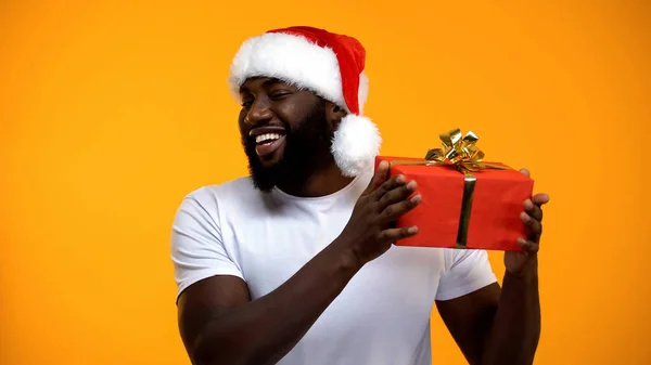 Afro Amerikai Férfi Santa Hat Gazdaság Karácsonyi Ajándék Ünnep Ünnepe — Stock Fotó