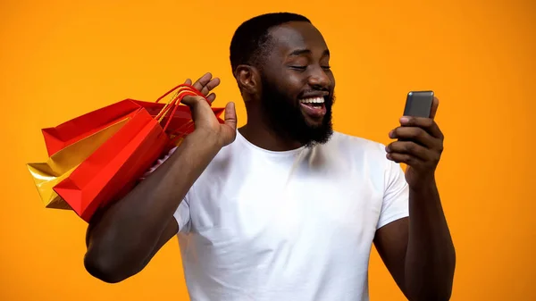 Emocionado Hombre Negro Sosteniendo Bolsa Teléfono Inteligente Servicios Devolución Dinero — Foto de Stock