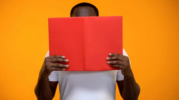 Ενθουσιασμένος Αφρο Αμερικανικό Άνθρωπος Ανάγνωση Βιβλίων Μελετώντας Και Αυτο Ανάπτυξη — Φωτογραφία Αρχείου