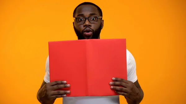 Vraagt Zich Afro Amerikaanse Man Opduikt Van Achter Boek Kennis — Stockfoto