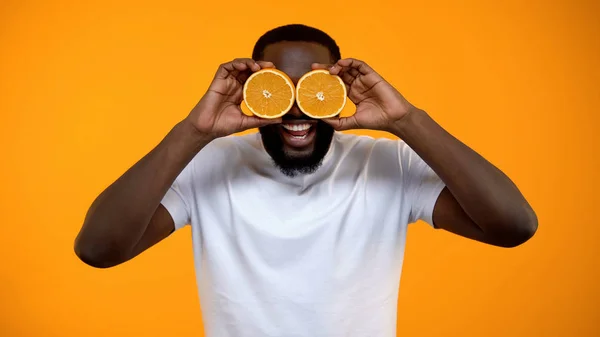 Vrolijke Afro Amerikaanse Man Sluiten Van Ogen Met Helft Van — Stockfoto