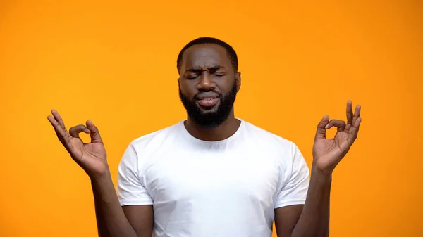 Ontevreden Afro Amerikaanse Man Mediteren Kalmeren Verlichten Van Stress — Stockfoto