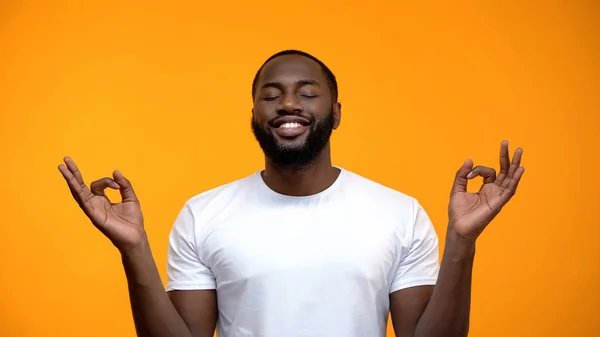 Glimlachend Afro Amerikaanse Man Mediteren Tegen Gele Achtergrond Yoga Oefening — Stockfoto