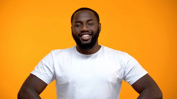Glad Afro Amerikansk Mann Smiler Til Kamera Isolert Gul Bakgrunn – stockfoto