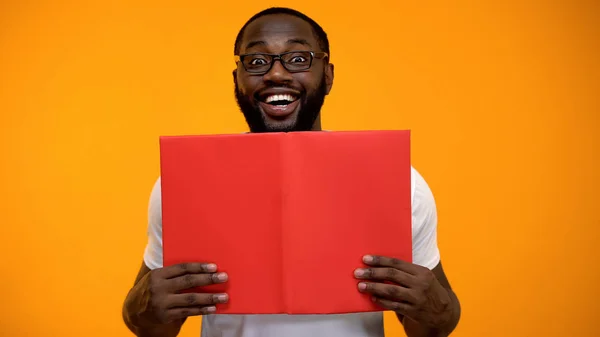 Sonriente Libro Lectura Masculina Afroamericana Estudio Desarrollo Personal Primer Plano — Foto de Stock