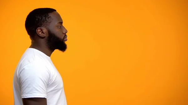 Вид Збоку Молодих Афро Американських Чоловіків Проти Жовтого Фону Реклама — стокове фото