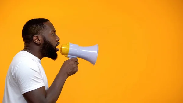 Афро Американец Использующий Мегафон Протеста Призыва Действию Взгляда Сбоку — стоковое фото