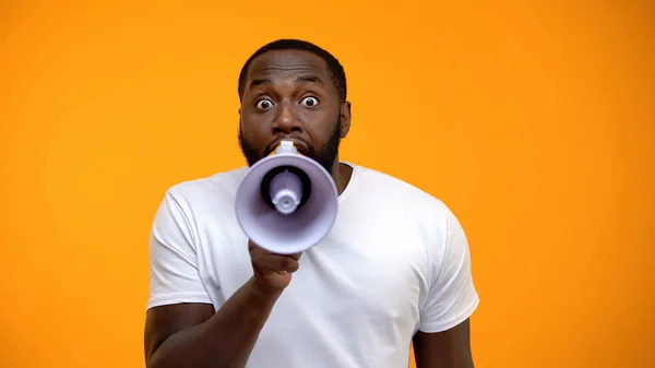 Φοβισμένη Μαύρο Άνδρα Ουρλιάζοντας Στο Μεγάφωνο Διάδοση Πληροφοριών Την Ευαισθητοποίηση — Φωτογραφία Αρχείου