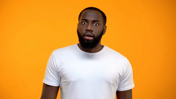 Megdöbbentett Afro Amerikai Férfi Nézi Kamera Izolált Sárga Háttér — Stock Fotó