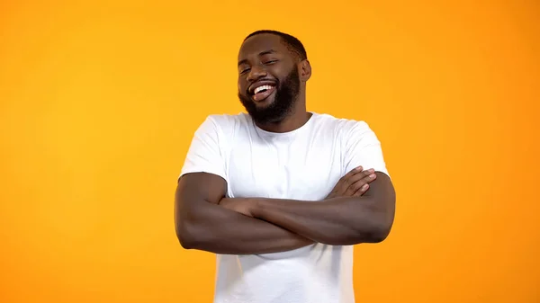 Впевненість Афро Американської Людини Сміятися Рук Схрещеними Смішні Історії — стокове фото