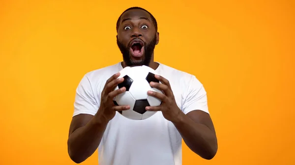 Junge Afroamerikanische Männer Mit Fußballball Jubeln Emotional Für Die Nationalmannschaft — Stockfoto