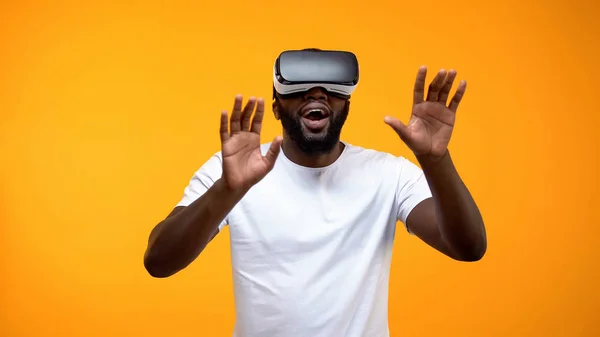 Afro Américain Incroyable Dans Casque Explorant Les Technologies Modernes Avenir — Photo