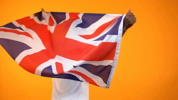 Sportowy Wentylator Posiadający Flagę Brytyjską Kibicując Ulubionej Drużynie Zwycięstwo Widok — Zdjęcie stockowe