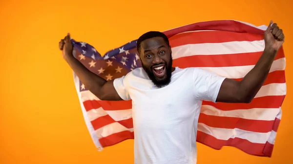 Homme Afro Américain Souriant Avec Drapeau Américain Célébrant Victoire Équipe — Photo