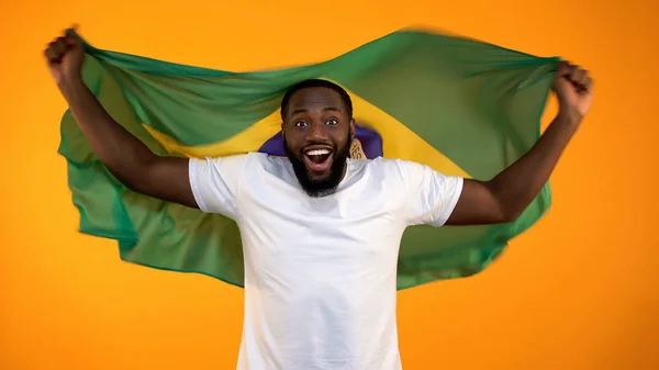 경기에 브라질 국기를 아프리카 미국인 — 스톡 사진