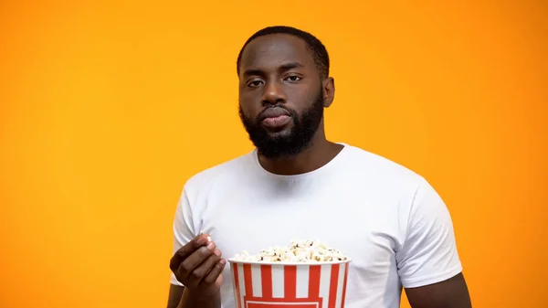 Uomo Afro Americano Annoiato Con Popcorn Guardando Programma Televisivo Poco — Foto Stock