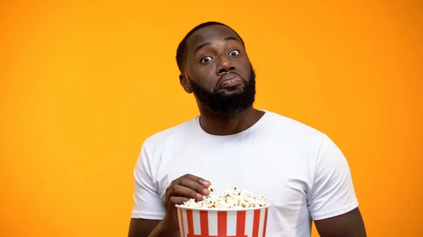 Uomo Afro Americano Con Popcorn Che Guarda Show Televisivo Scientifico — Foto Stock