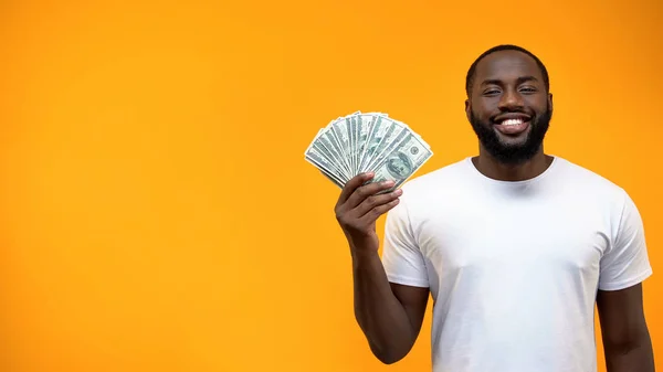 Lächelnder Afrikanisch Amerikanischer Mann Der Ein Bündel Dollars Zeigt Vorlage — Stockfoto