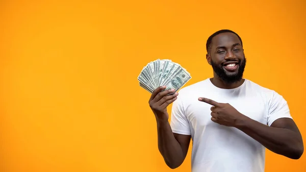 Afrikalı Amerikalı Adam Işaret Parmağı Dolar Sermaye Yatırımı Avuç Içine — Stok fotoğraf