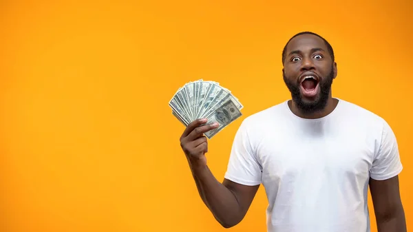 Emocionado Hombre Afroamericano Sosteniendo Montón Dólares Financiación Colectiva Puesta Marcha — Foto de Stock