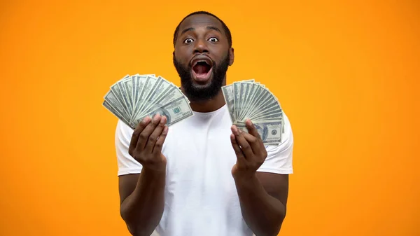 Verbaasd Afro Amerikaanse Man Met Trossen Dollars Gelukkige Loterij Winnaar — Stockfoto