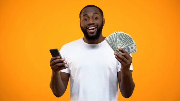 Heyecanlı Afro Amerikan Adam Tutarak Smartphone Dolar Online Para Transferi — Stok fotoğraf