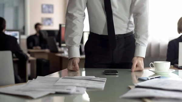 Bezorgde Manager Leunend Tafel Gefrustreerd Telefoongesprek Problemen Het Werk — Stockfoto