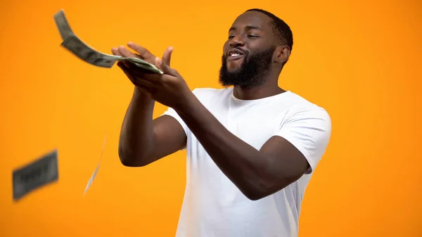 Hombre Afroamericano Feliz Lanzando Billetes Dólares Desperdiciando Dinero Concepto —  Fotos de Stock