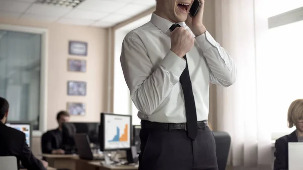 Feliz Hombre Negocios Que Recibe Buenas Noticias Por Teléfono Prosperidad —  Fotos de Stock