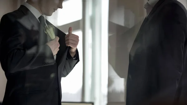 Affärsman Gömmer Pengar Kostym Jacka Två Partners Som Delar Affärsvinst — Stockfoto