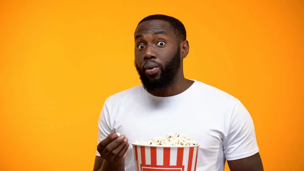 Izgatott Afro Amerikai Férfi Popcorn Néz Érdekes Program — Stock Fotó