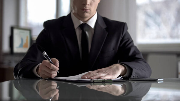 Глава фирмы подписывает соглашение о реструктуризации своей компании, рейдерский захват
