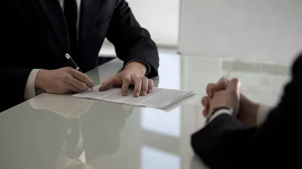 Geschäftspartner Unterzeichnen Vertrag Aufteilung Der Unternehmensanteile Zusammenarbeit — Stockfoto