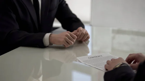 Chefe Empresa Contrato Trabalho Para Jovens Candidatos Emprego Atribuição Promoção — Fotografia de Stock