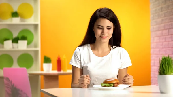 Piękna Kobieta Patrząc Smaczne Burger Śniadanie Restauracji Szybkiej Żywności — Zdjęcie stockowe