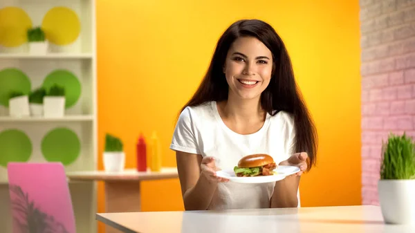 Pretty Kvinnlig Visar Tallrik Med Läckra Hamburgare Kamera Snabbmat Cafeteria — Stockfoto