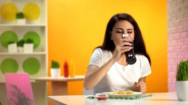 Schöne Dame Trinkt Sodawasser Pommes Auf Dem Teller Fast Food — Stockfoto