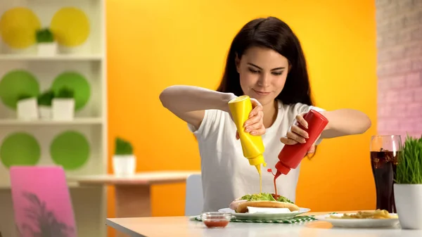 Young Lady Pouring Ketchup Mustard Hot Dog Canteen Campus Unhealthy — Stockfoto
