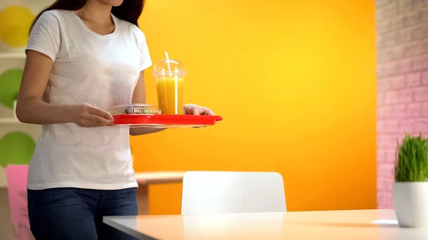 Mulher Com Bandeja Fast Food Procurando Lugar Para Sentar Auto — Fotografia de Stock