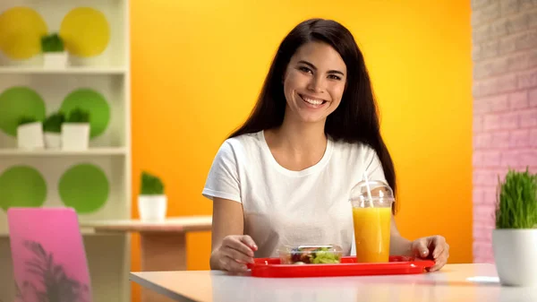 快乐的女人微笑 托盘沙拉和新鲜的橙汁在桌子上 小吃店 — 图库照片